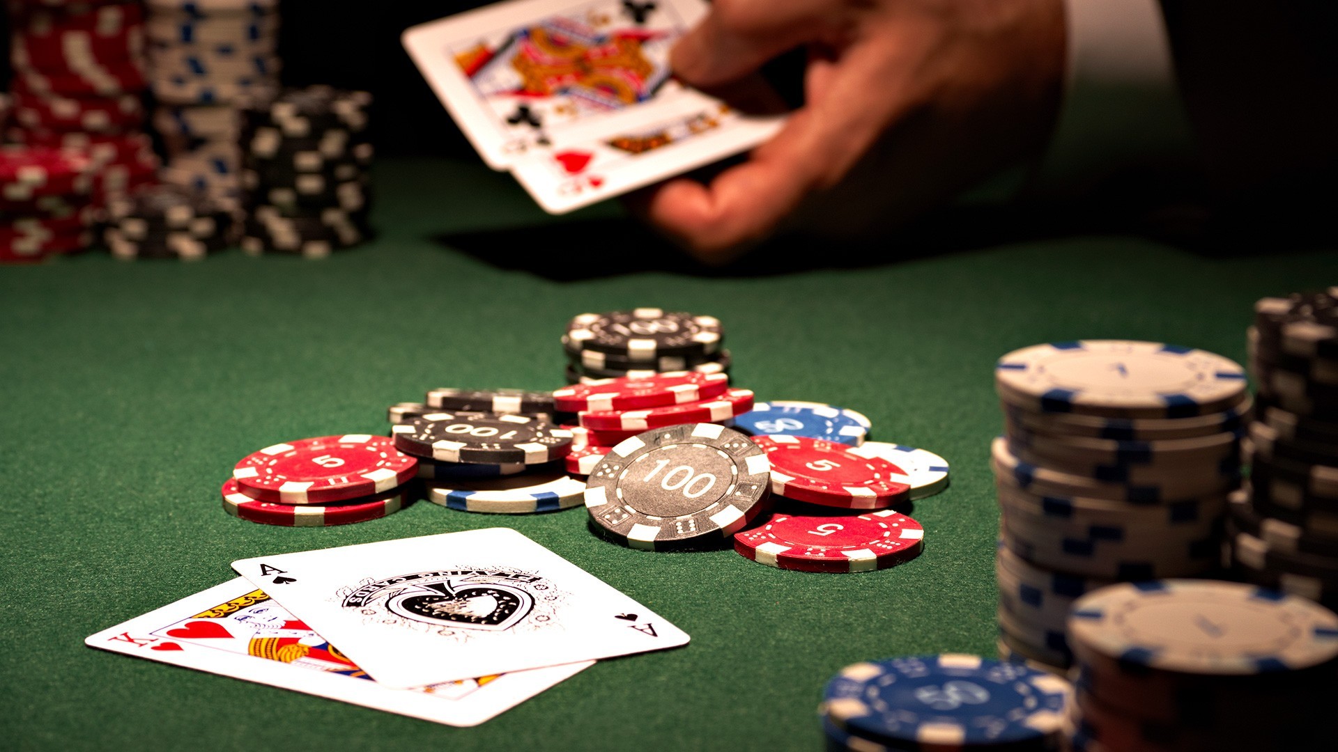Advantages Of Playing Online Casino - BIG TONE